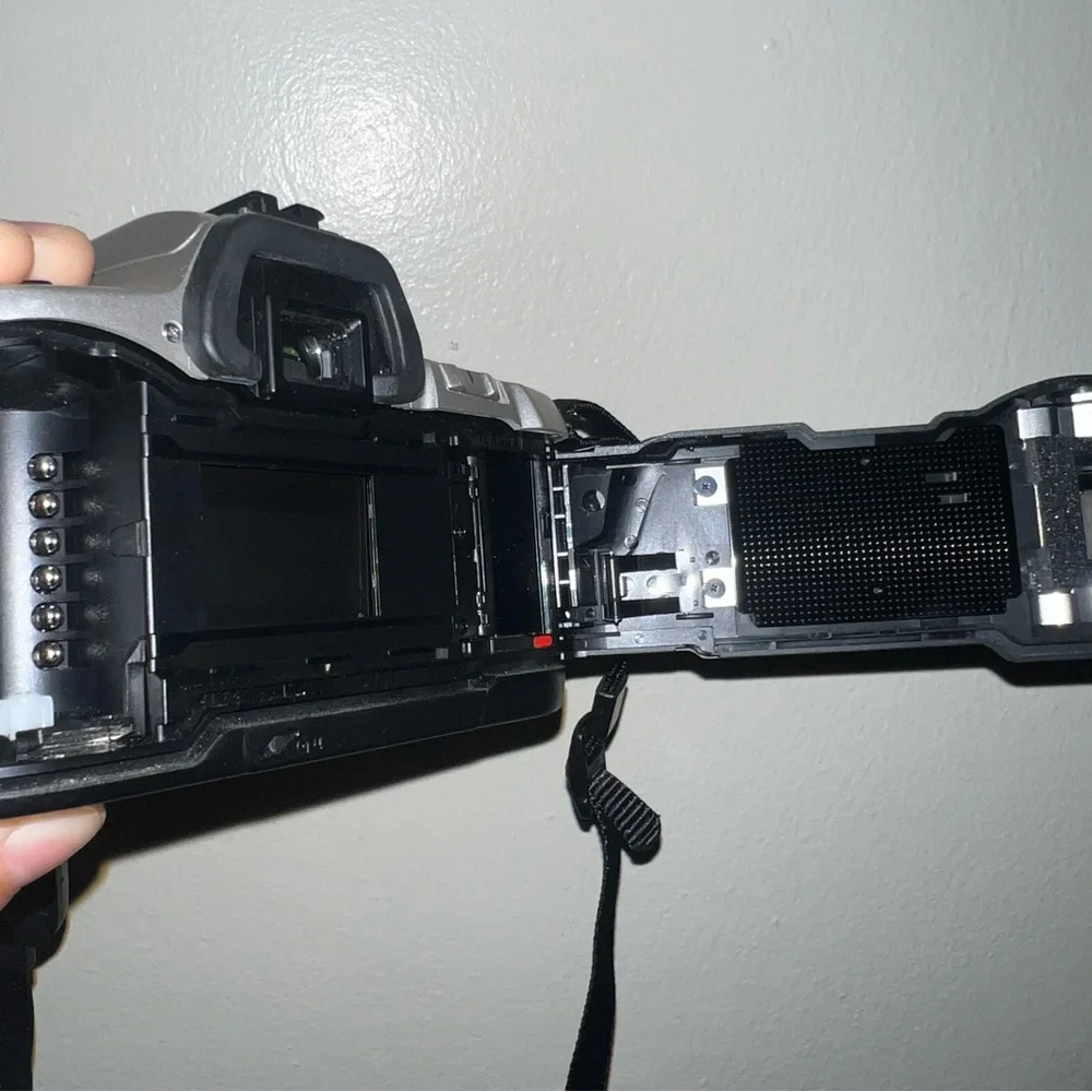 Minolta Maxxum Qtsi 35mm SLR Film Camera Untested